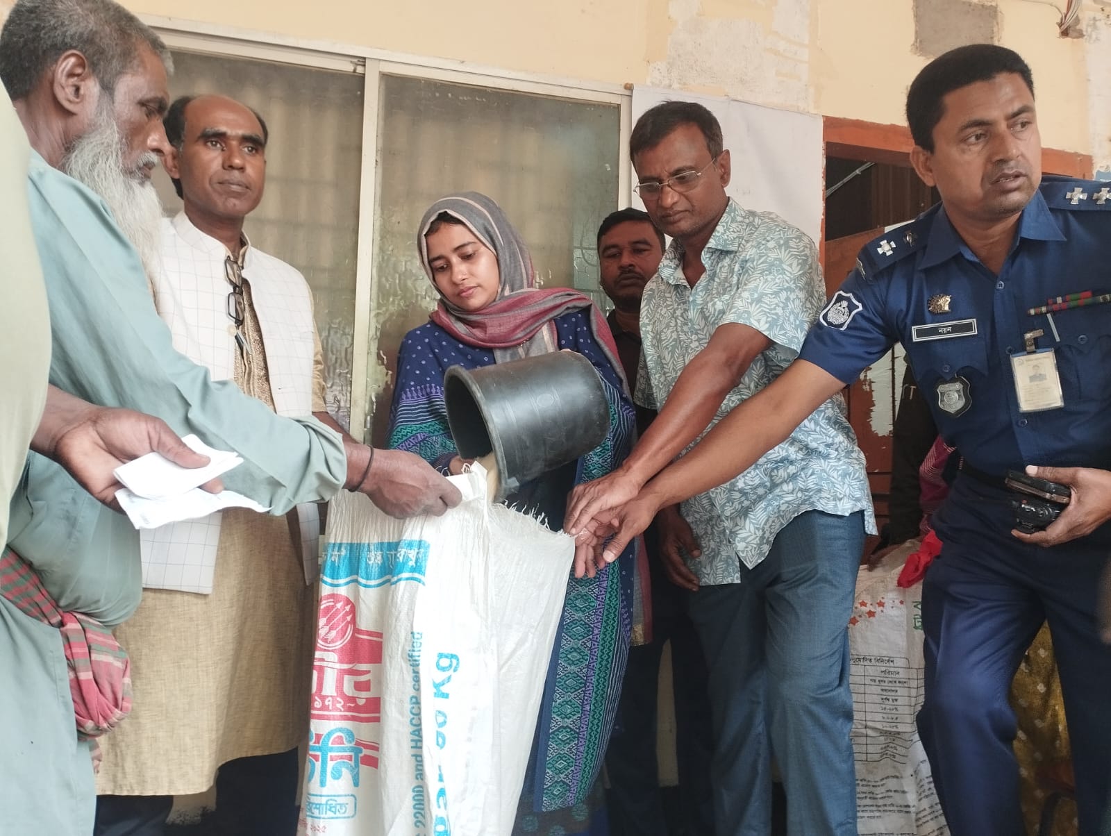 দৌলতপুরে হতদরিদ্র পরিবারের মধ্যে ভিজিএফ এর চাল বিতরণ। 